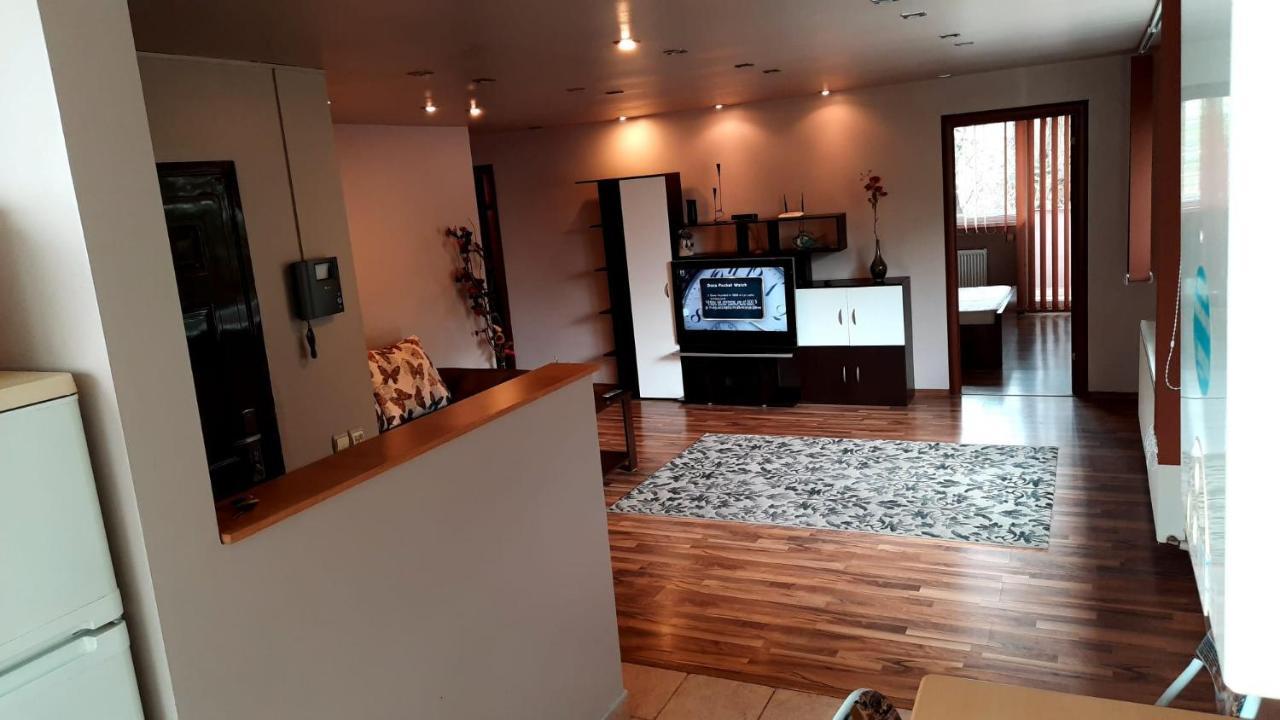 Apartament Laurentiu - Etaj.1 บูคาเรสต์ ภายนอก รูปภาพ